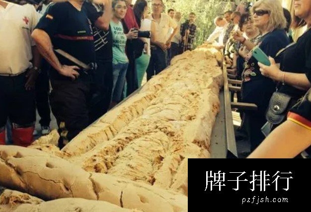 世界上最大的面包 由300多个面点师制作而成(长1700米)