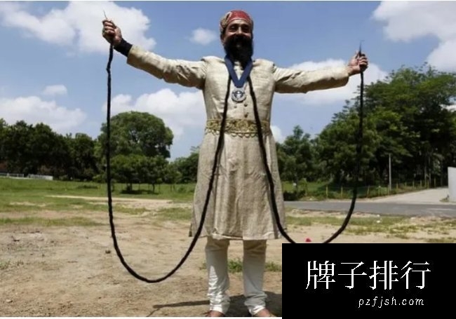 世界上最有趣的挑战 胡子最长的人来自印度 (长236厘米)