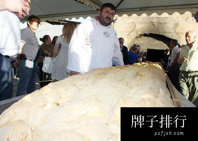 世界上最大的面包 由300多名面点师合作完成(长1700米)