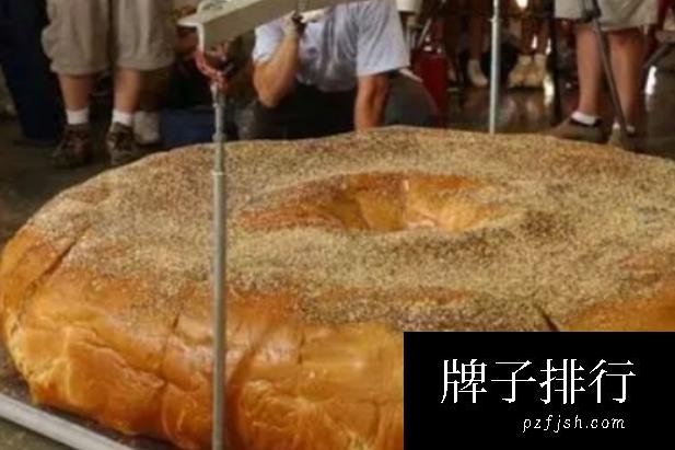 世界上最大的面包 由300多名面点师合作完成(长1700米)