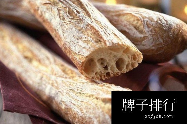 世界上最长的法棍面包 有60个人共同制作(长达到120米)