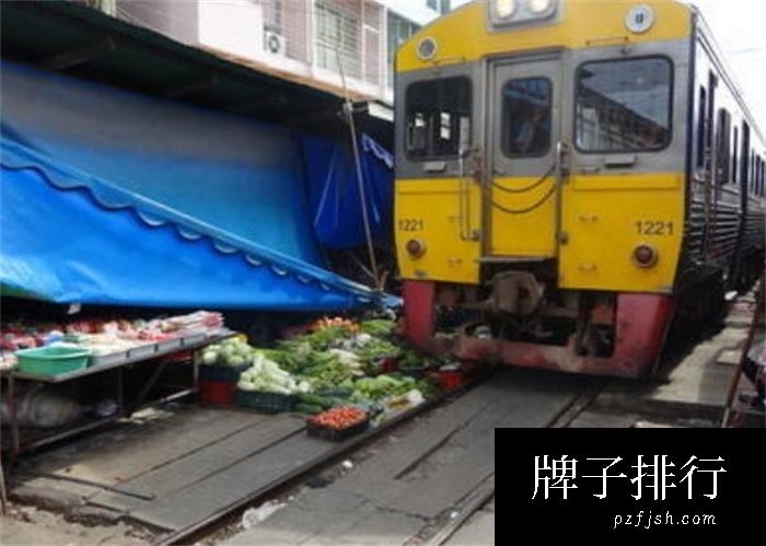 世界最危险的菜市场 火车来回穿梭(每天横穿8次)