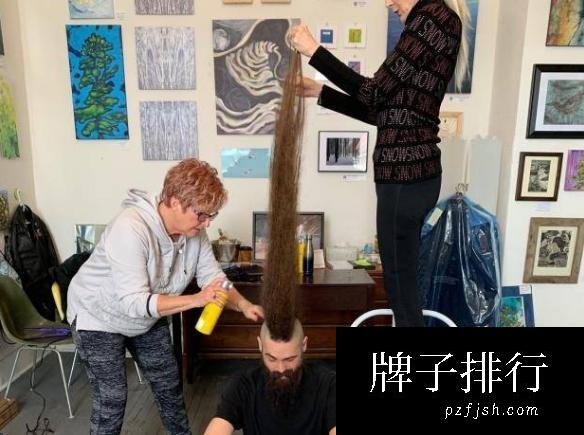 世界上最高莫西干发型 渡边一祐发型高 1米多(夸张的发型)